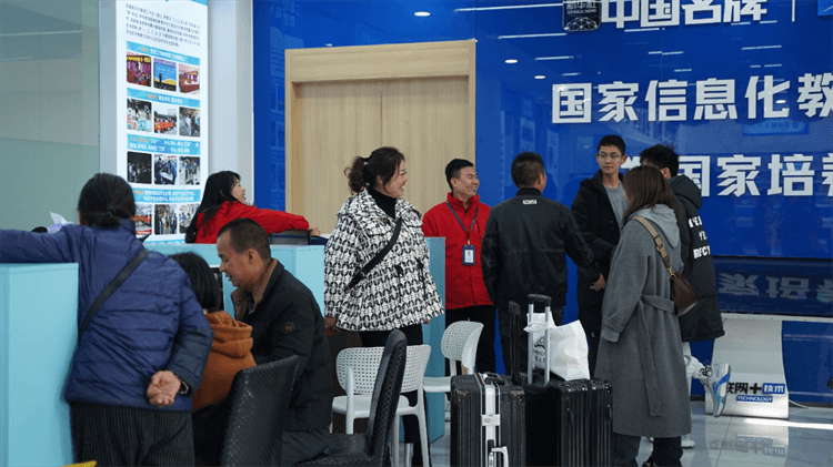 堅(jiān)持熱愛，一往無前|來看她為什么選擇成都新華？