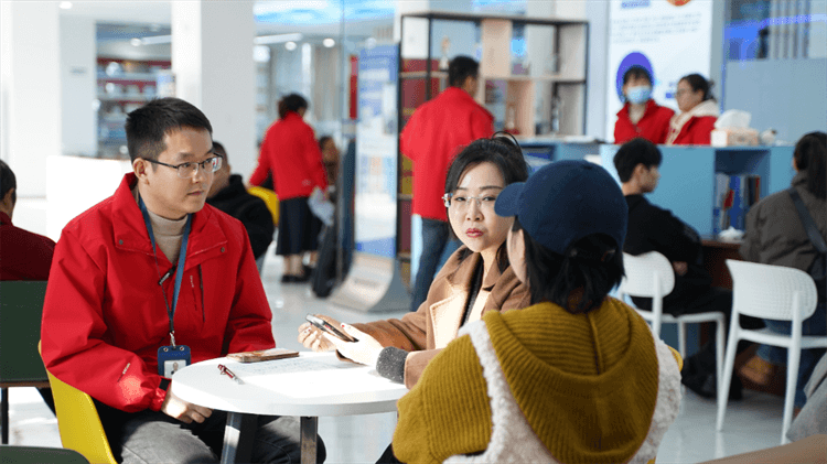 堅(jiān)持熱愛，一往無前|來看她為什么選擇成都新華？