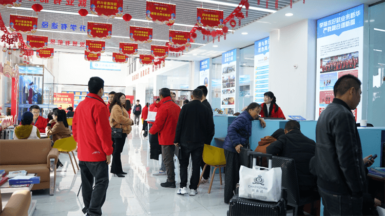 堅(jiān)持熱愛，一往無前|來看她為什么選擇成都新華？