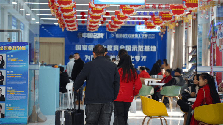 堅(jiān)持熱愛，一往無前|來看她為什么選擇成都新華？