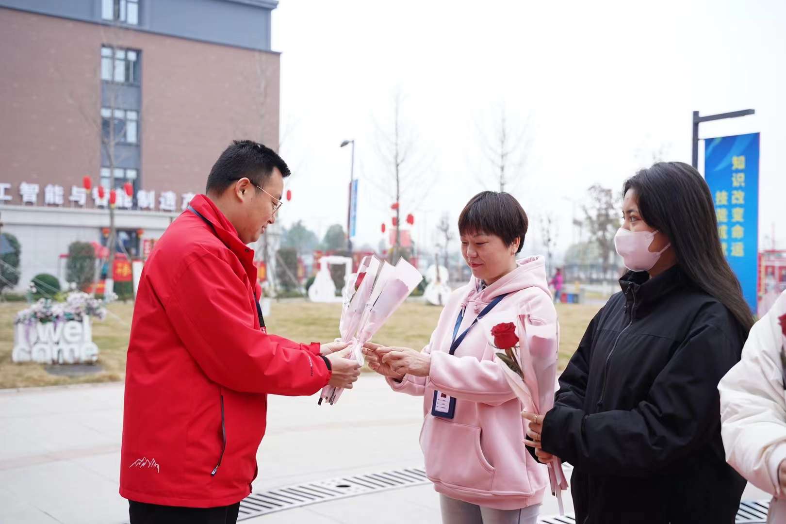 婦女節(jié)！獻(xiàn)給所有成都新華的女老師們