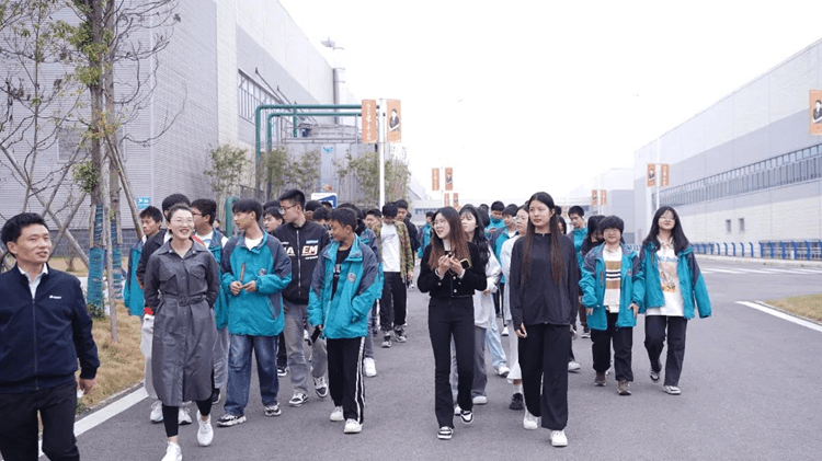 名企研學(xué)游—成都新華學(xué)子走進格力！