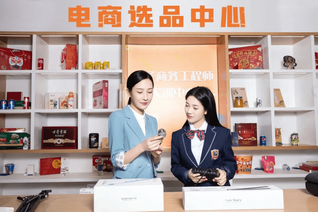 在成都新華，同學(xué)們是怎么上課的？