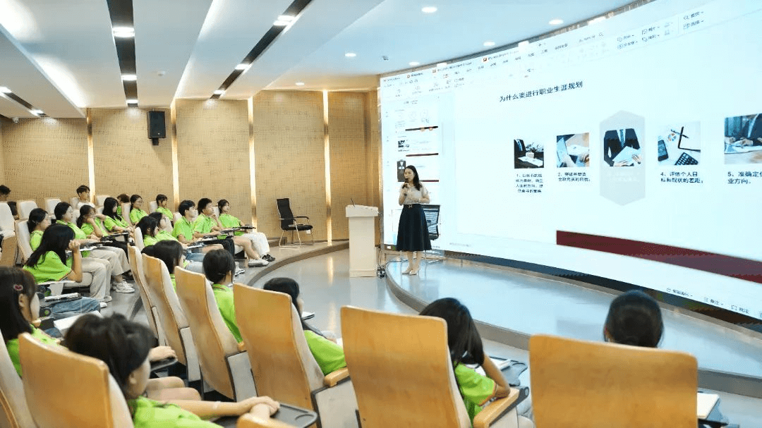 明晰職業(yè)規(guī)劃:酒店行業(yè)大咖走進(jìn)成都新華