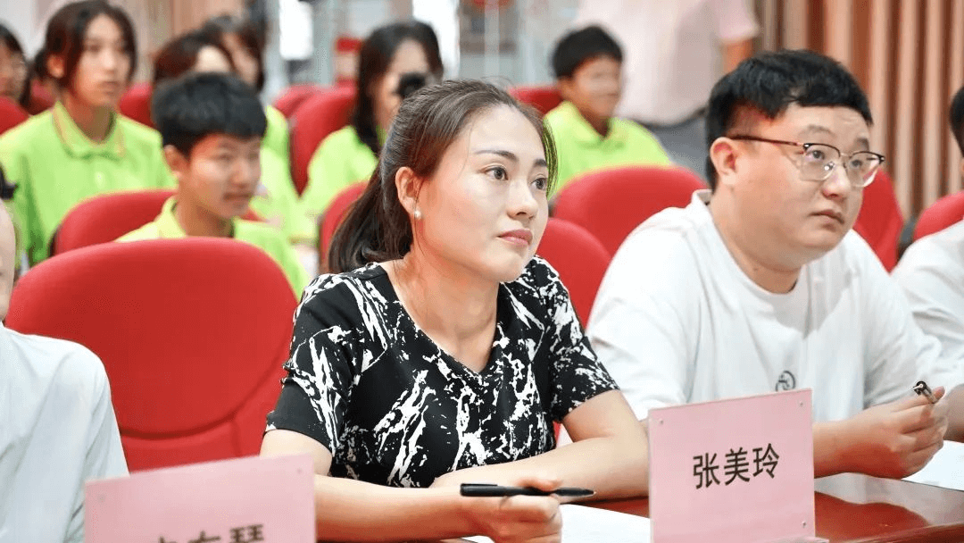 成都新華高級(jí)乘務(wù)與行政管理專(zhuān)業(yè)模擬面試圓滿收官