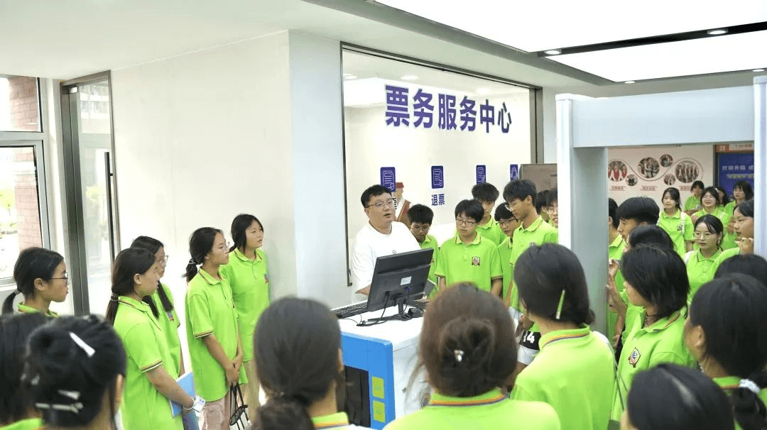 成都新華高級(jí)乘務(wù)與行政管理專(zhuān)業(yè)模擬面試圓滿收官