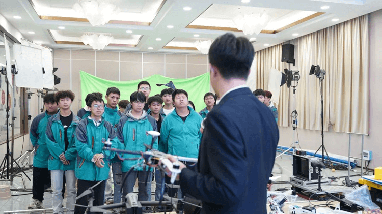 就業(yè)寒冬，初高中生考不上大學(xué)，出路到底在哪里